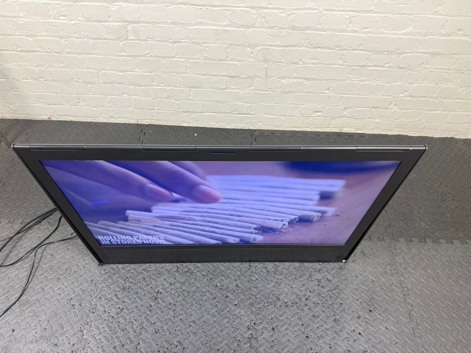 B&O BANG & OLUFSEN BEOPLAY V1 40 INCH TV WITH BEO 4 REMOTE