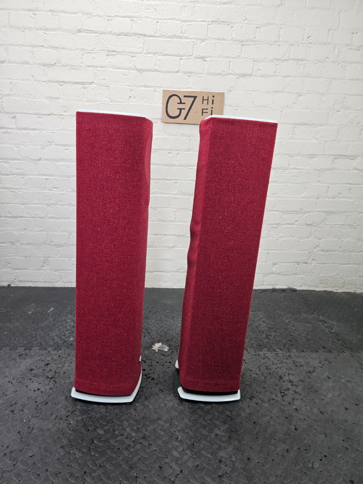 LINN 520 EXAKT SERIES 5 FLOOR STANDING SPEAKERS WITH WHITE STANDS