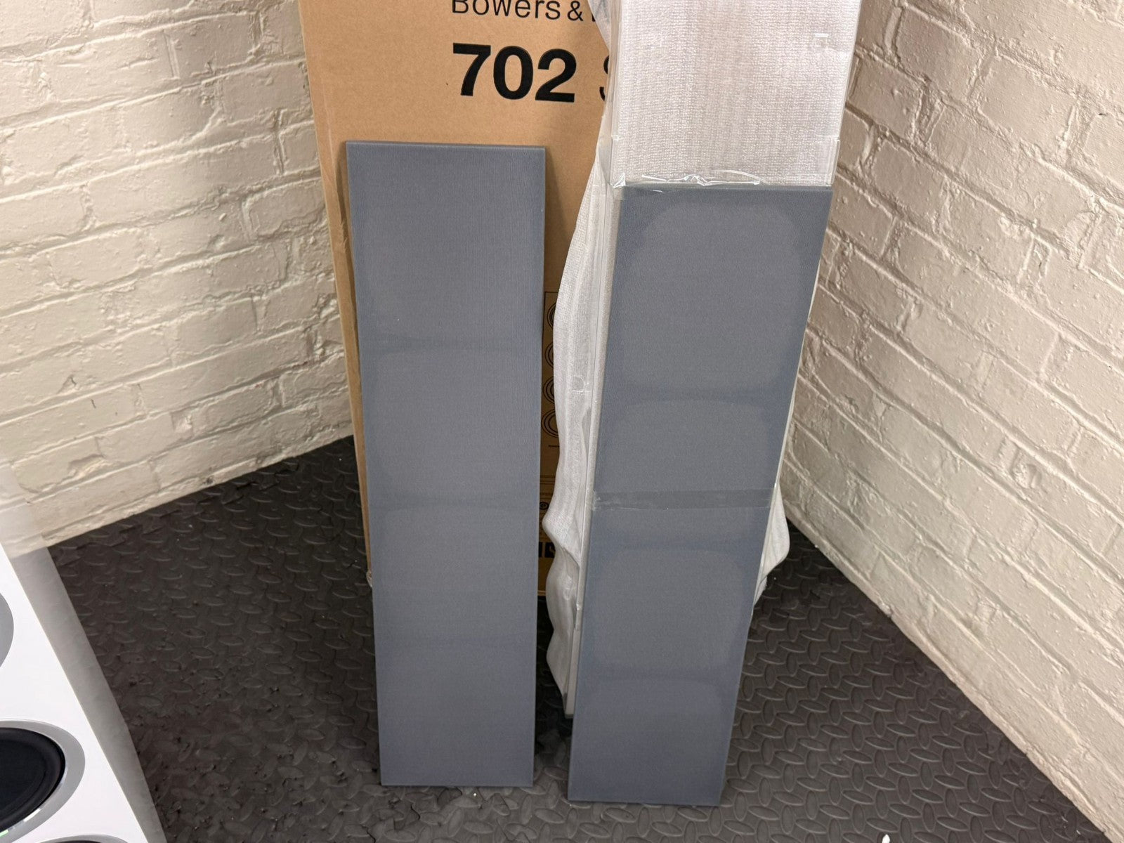 BOWERS & WILKINS B&W 702 S2 FLOOR STANDING SPEAKERS
