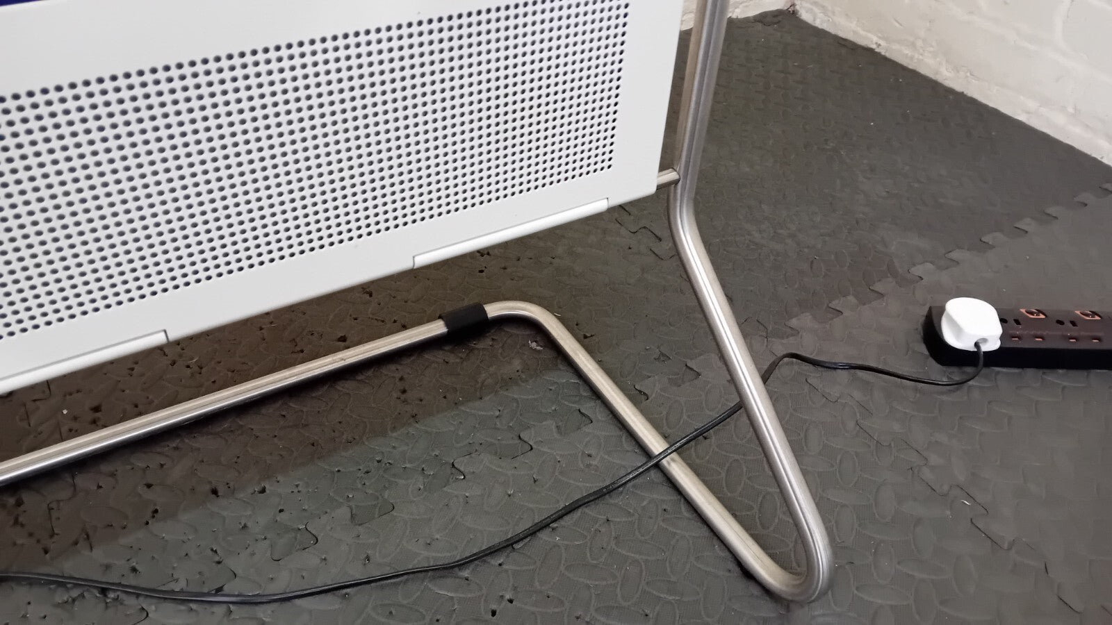 B&O BANG & OLUFSEN BEOPLAY V1 40 INCH TV WITH STAND AND REMOTE