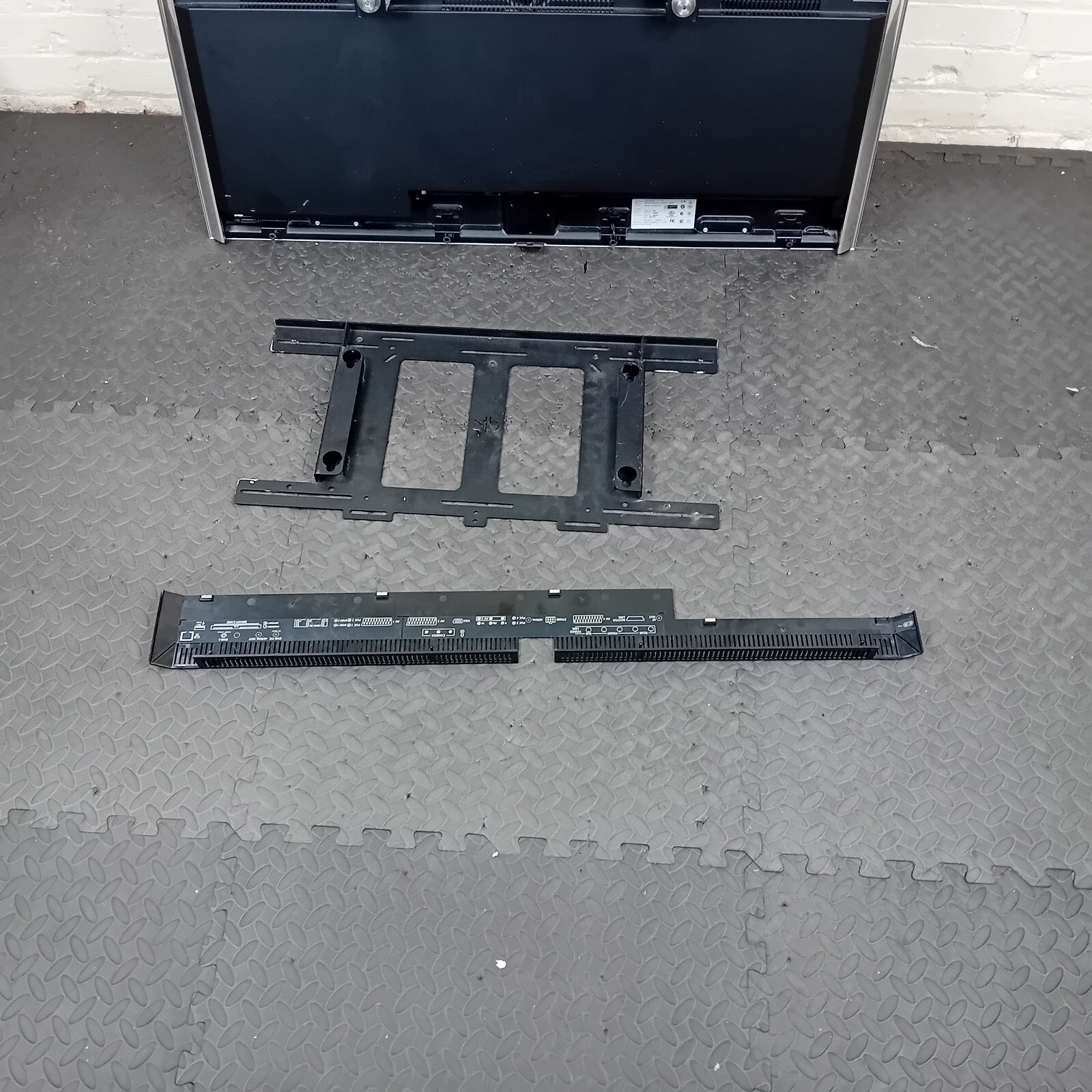BANG & OLUFSEN B&O BEOVISION 10 - 40 WITH WALL BRACKET AND BEO4 REMOTE