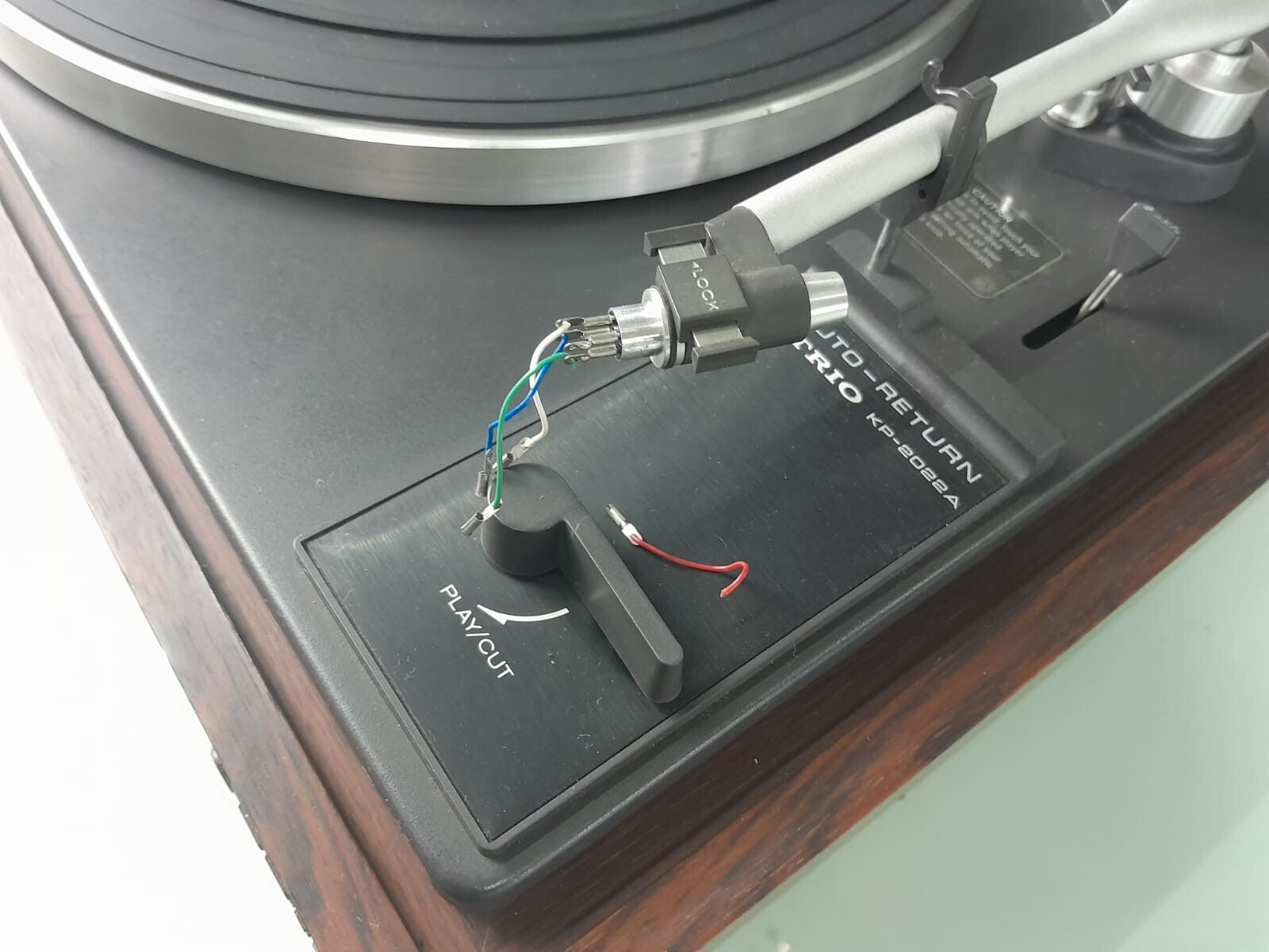 TRIO KP 2022 A STEREO TURNTABLE RECORD PLAYER