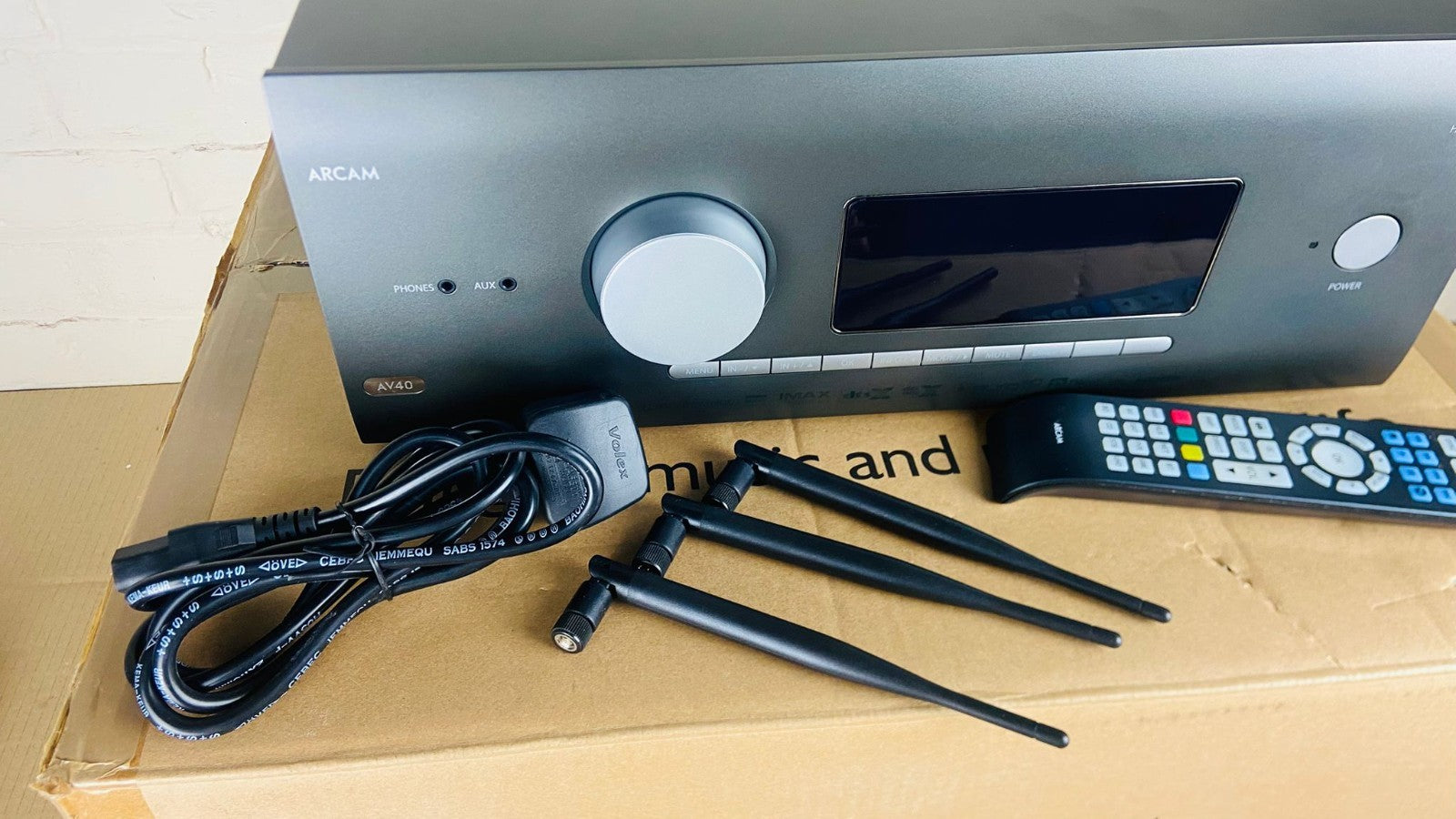 ARCAM AV40 AV RECEIVER WITH REMOTE