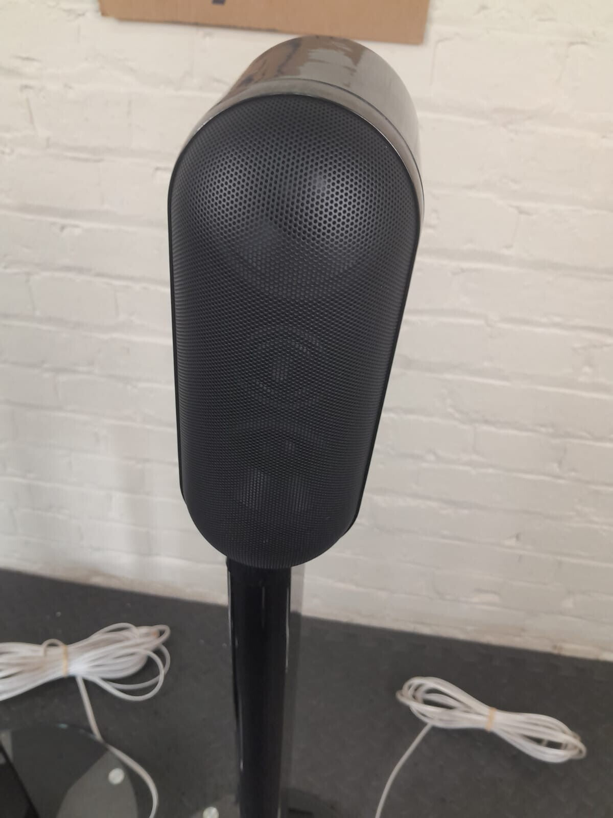 Q ACOUSTIC 7000LRI SPEAKERS WITH 7000ST FLOOR STANDS AND QED SPEAKER CABLES