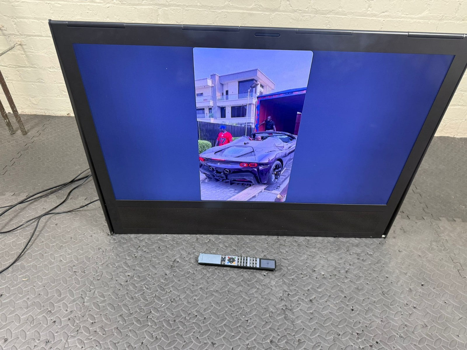 B&O BANG & OLUFSEN BEOPLAY V1 40 INCH TV WITH BEO 4 REMOTE