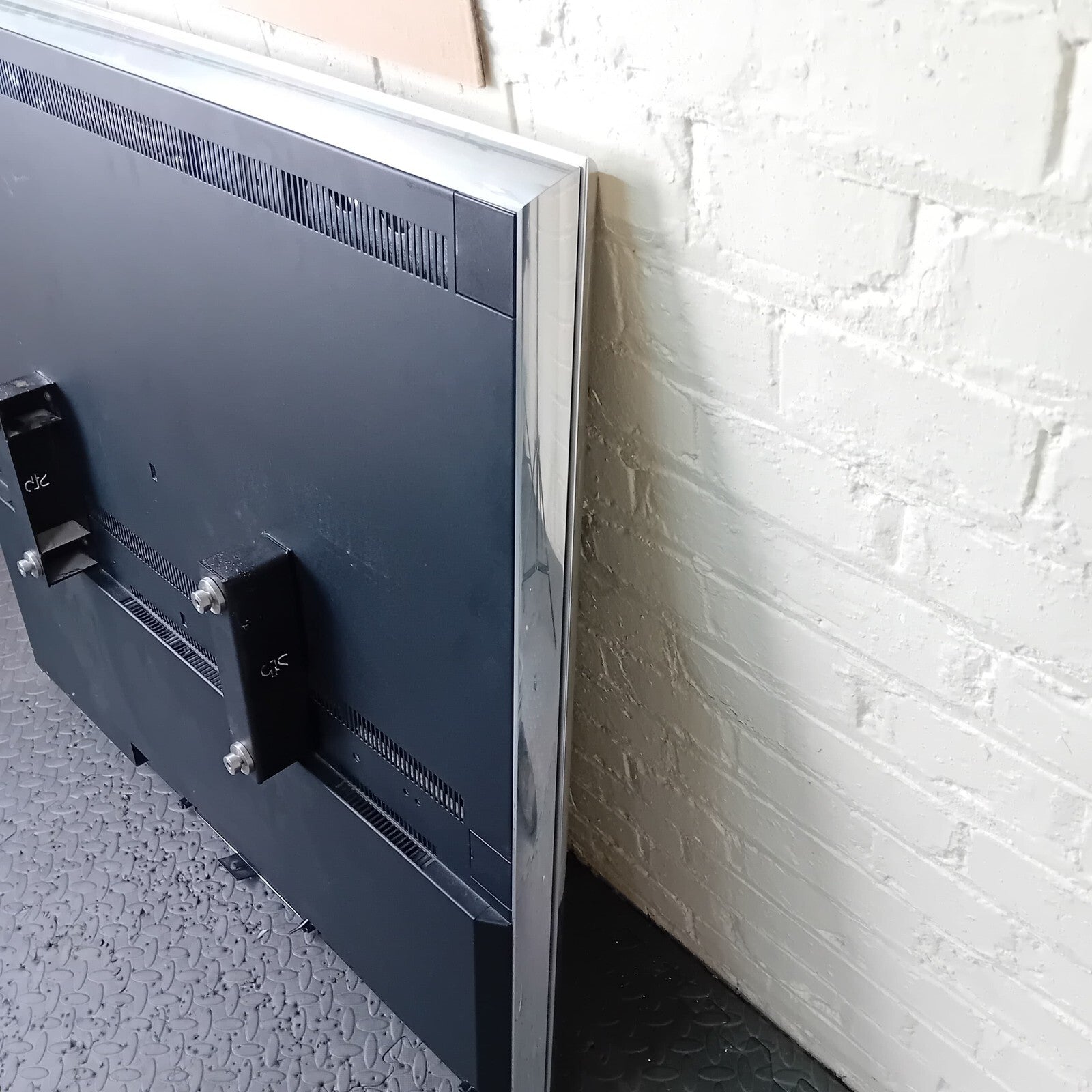 BANG & OLUFSEN B&O BEOVISION 10 - 40 WITH WALL BRACKET AND BEO4 REMOTE