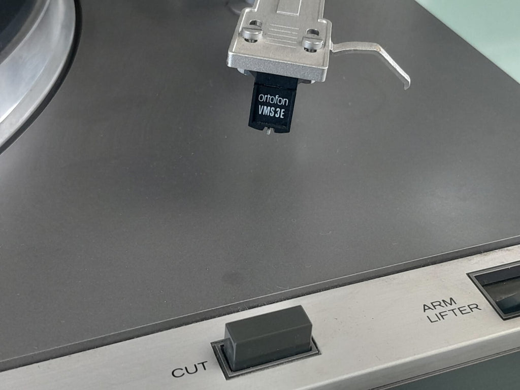 HITACHI HT 324 TURNTABLE