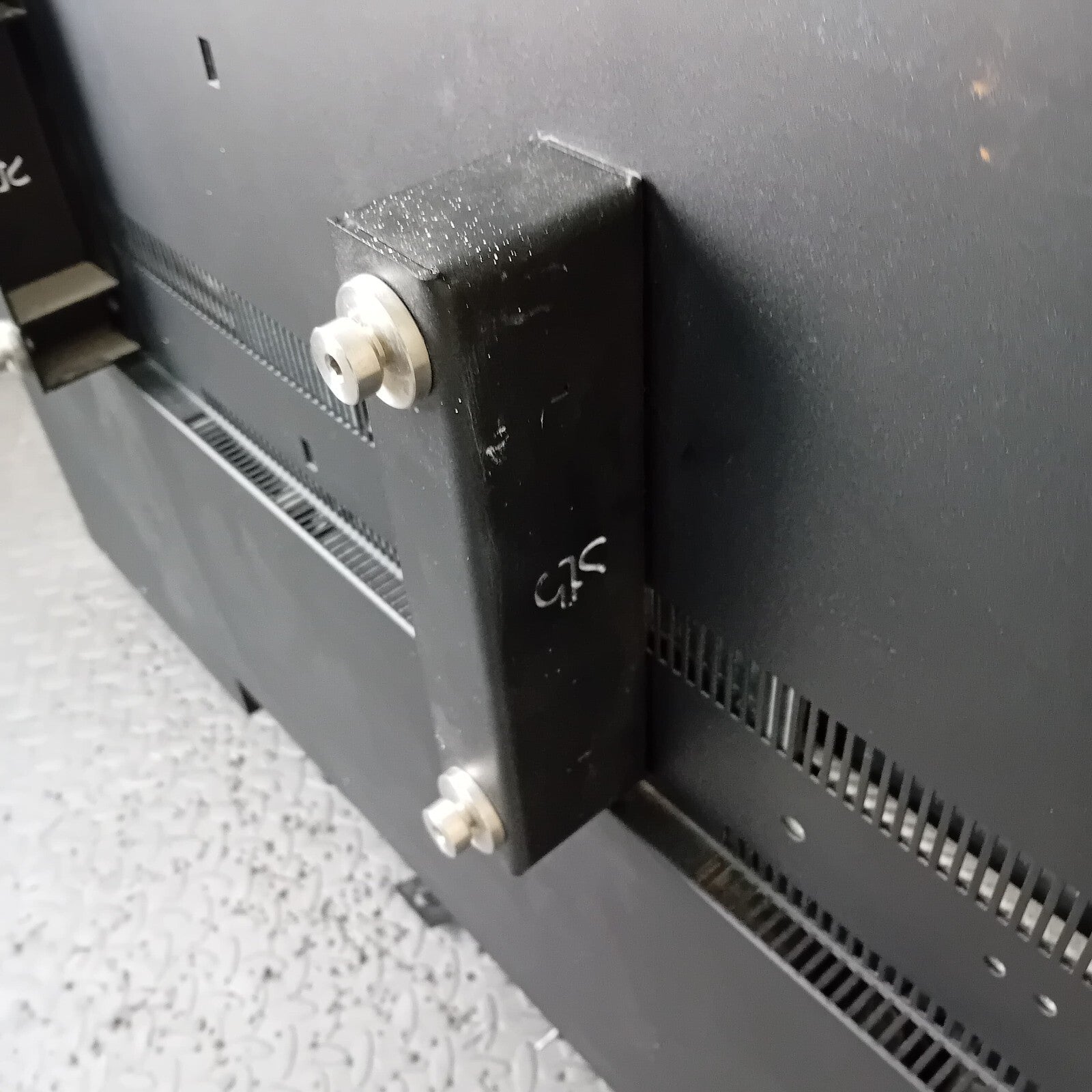 BANG & OLUFSEN B&O BEOVISION 10 - 40 WITH WALL BRACKET AND BEO4 REMOTE