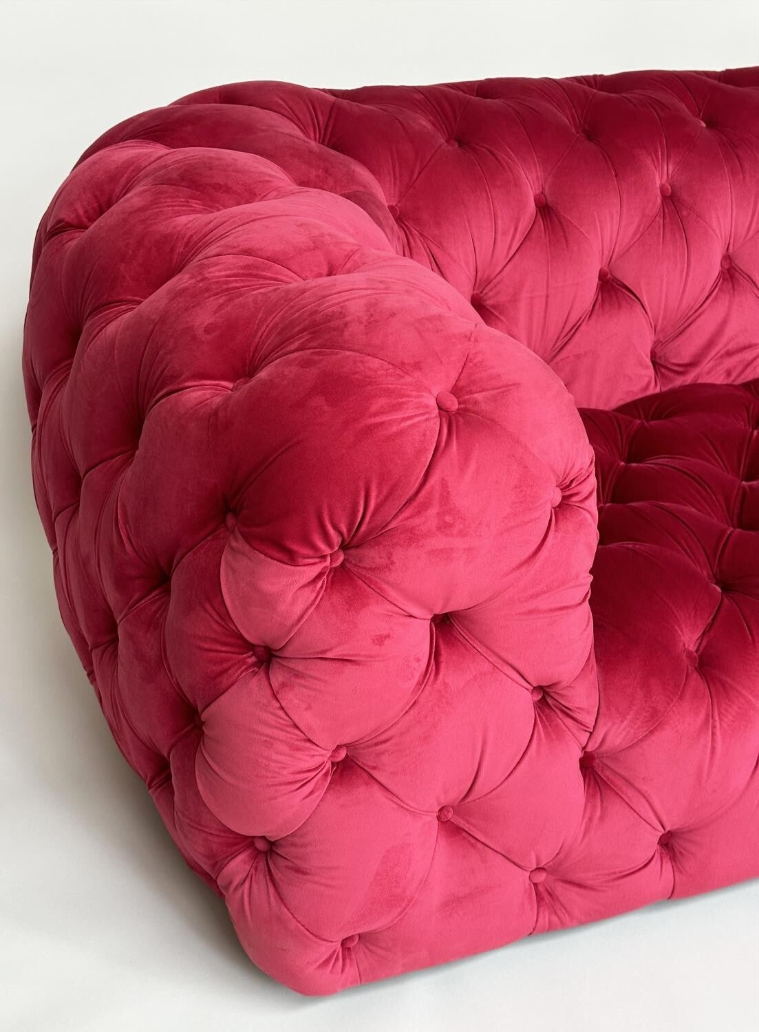 TWO SEAT SOFA RED VELVET CHESTERFEILD STYLE COUCH SETTEE LOUNGE