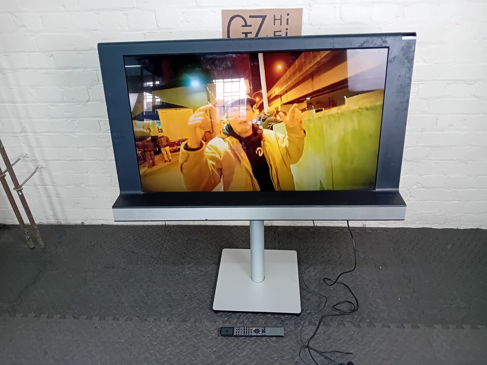 BANG & OLUFSEN B&O BEOVISION 8 40 INCH TV WITH FLOOR STAND AND REMOTE BEO 4