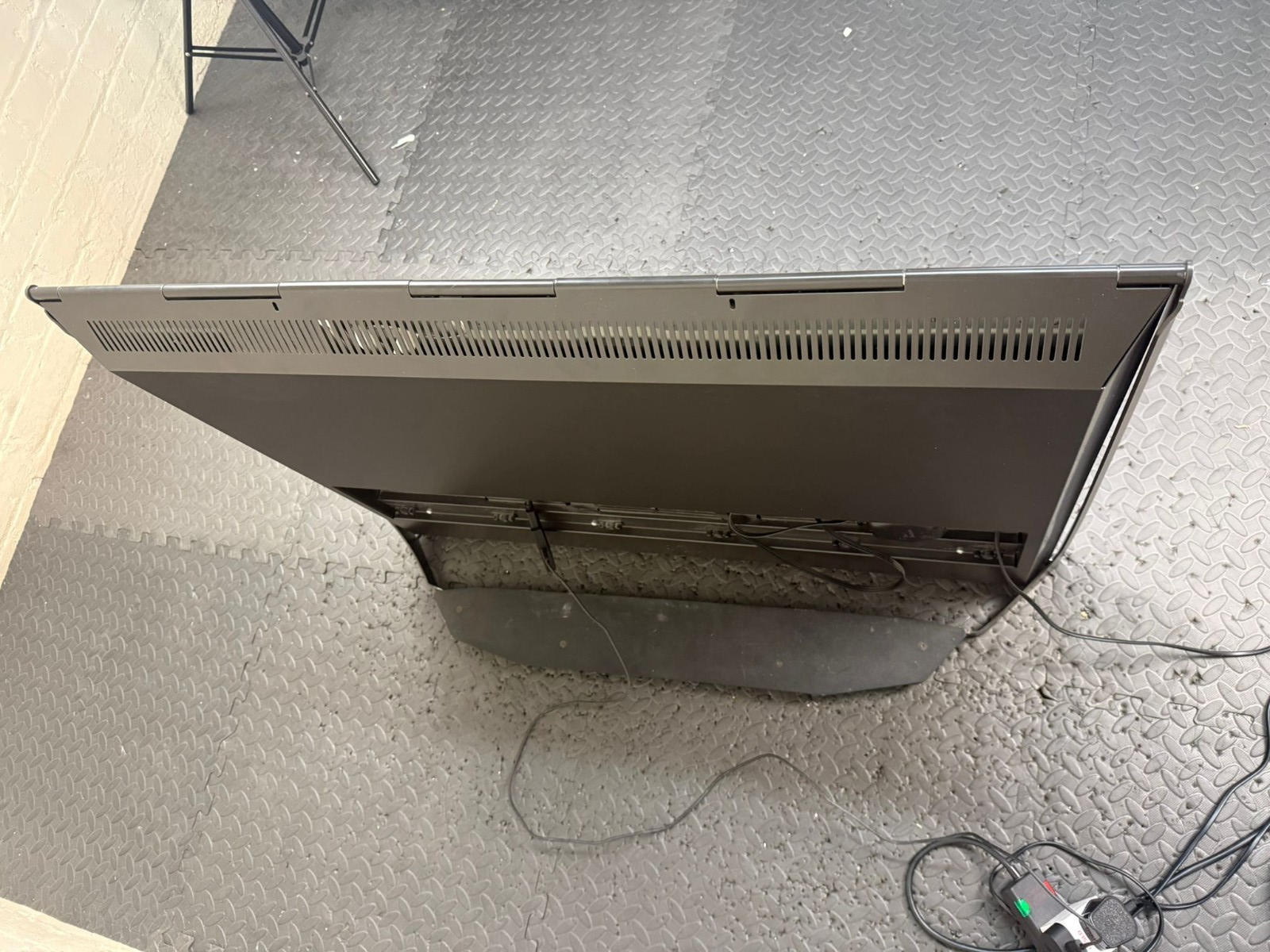 B&O BANG & OLUFSEN BEOPLAY V1 40 INCH TV WITH BEO 4 REMOTE