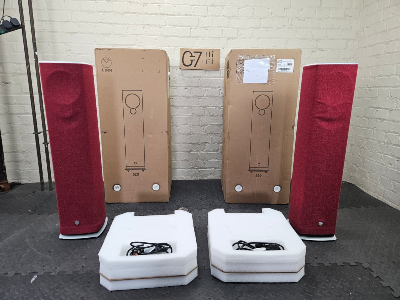 LINN 520 EXAKT SERIES 5 FLOOR STANDING SPEAKERS WITH WHITE STANDS