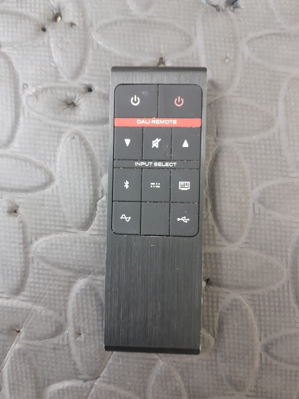 DALI KUBIK ONE SOUNDBAR WITH REMOTE