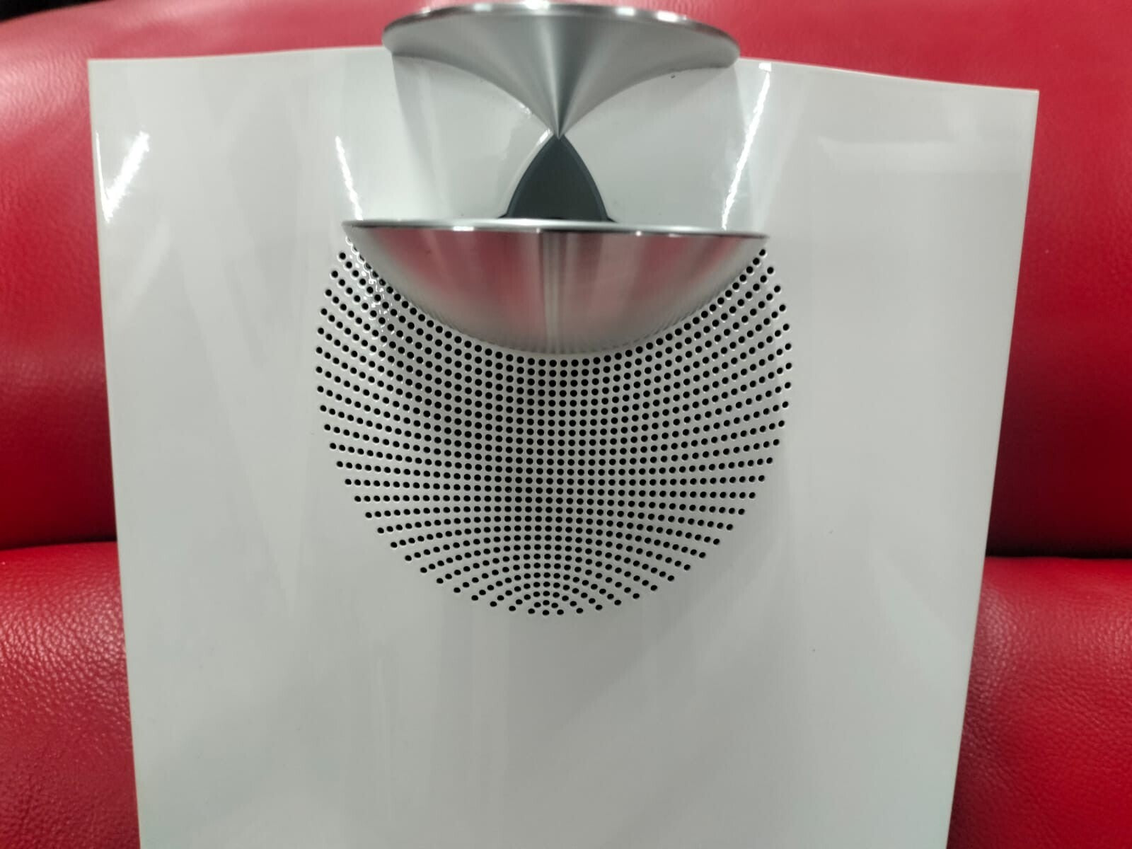 BANG & OLUFSEN B&O BEOLAB 12.2 ACTIVE WHITE SPEAKERS WITH WALL BRACKETS