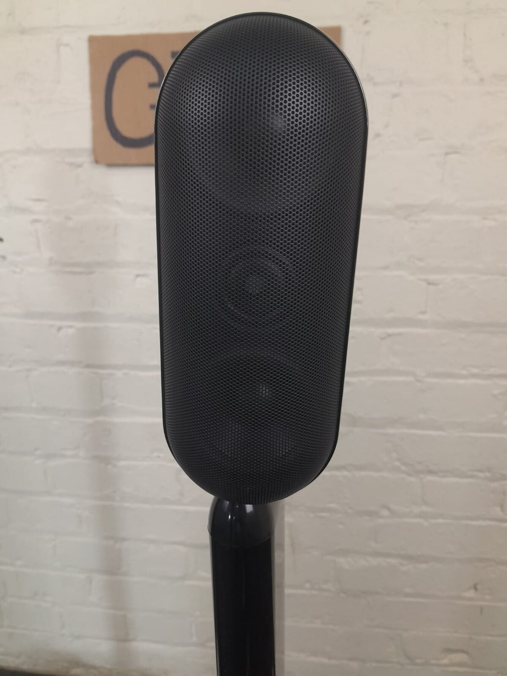 Q ACOUSTIC 7000LRI SPEAKERS WITH 7000ST FLOOR STANDS AND QED SPEAKER CABLES