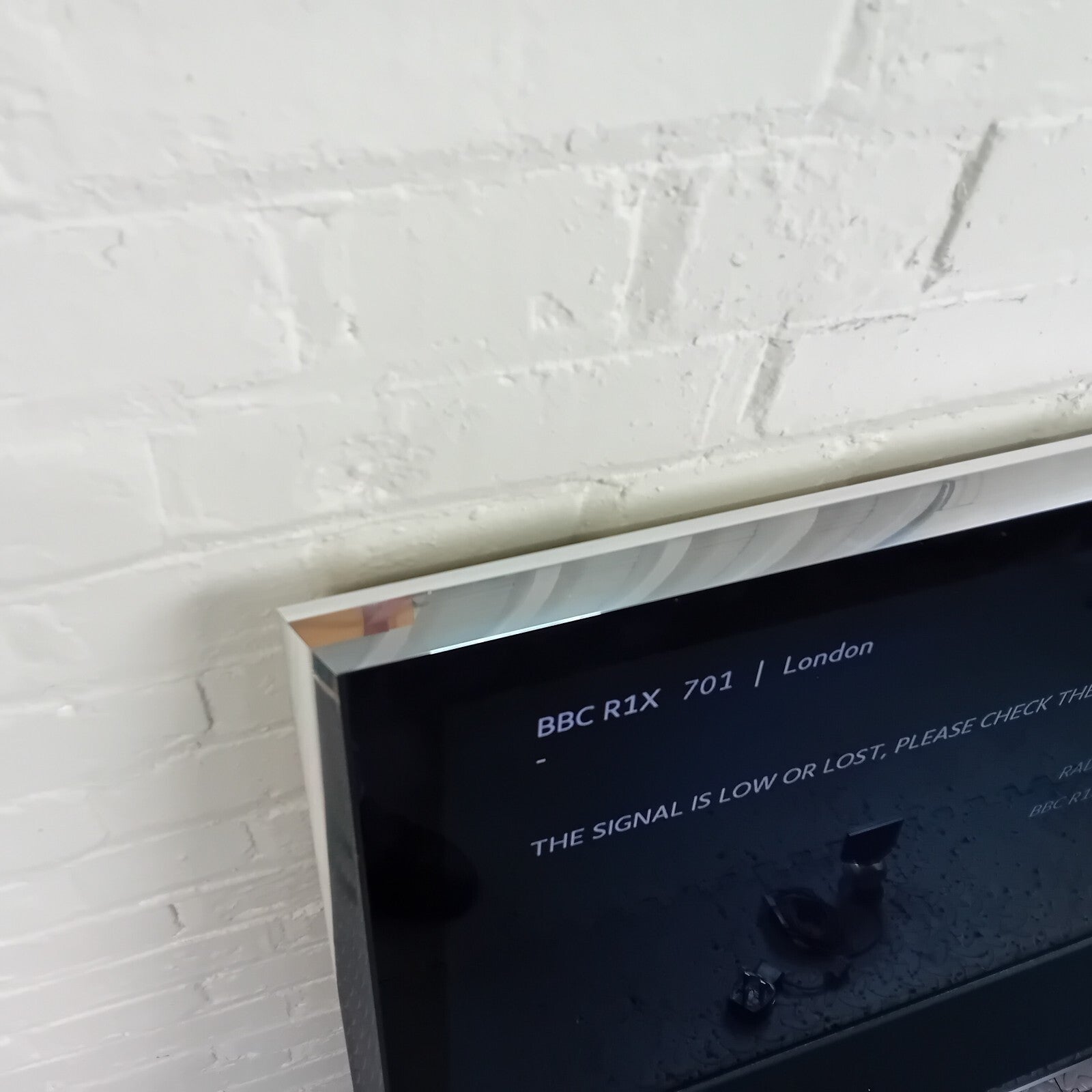 BANG & OLUFSEN B&O BEOVISION 10 - 40 WITH WALL BRACKET AND BEO4 REMOTE