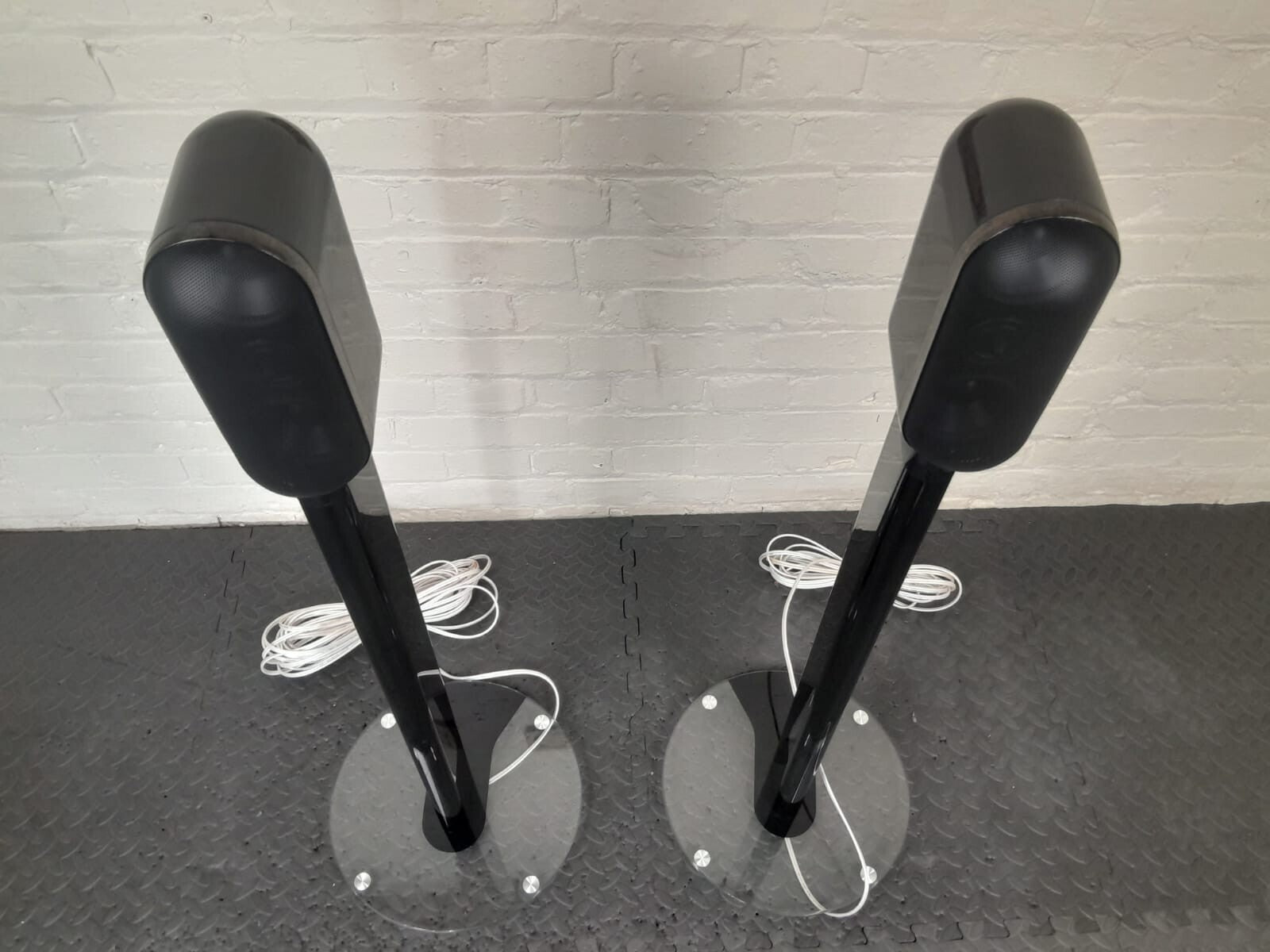 Q ACOUSTIC 7000LRI SPEAKERS WITH 7000ST FLOOR STANDS AND QED SPEAKER CABLES