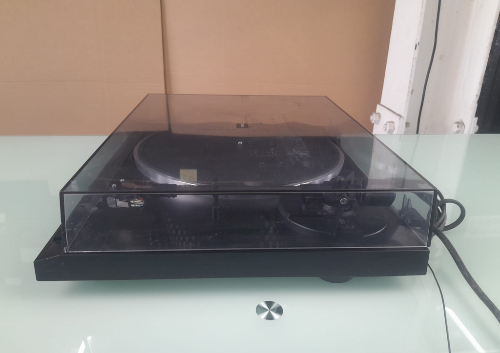 YAMAHA TT 300 NATURAL SOUND STEREO TURNTABLE