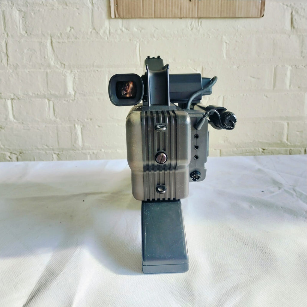 PANASONIC F10 CCD CAMCORDER WITH CASE 8X ZOOM LENS COMPLETE KIT