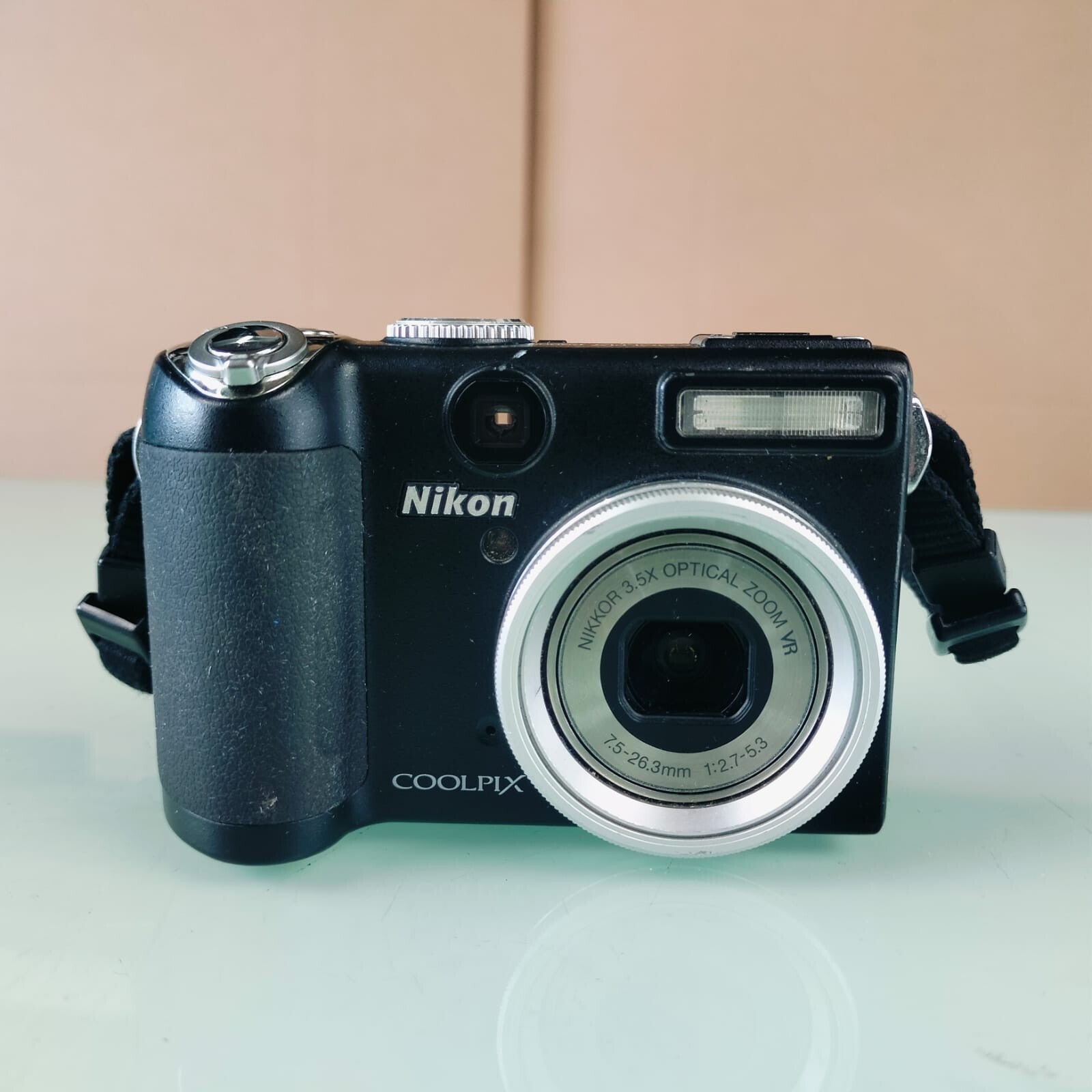 NIKON COOLPIX P5000 10MP DIGITAL CAMERA NIKKOR 3.5X OPTICAL ZOOM 7.5-26.3MM LENS