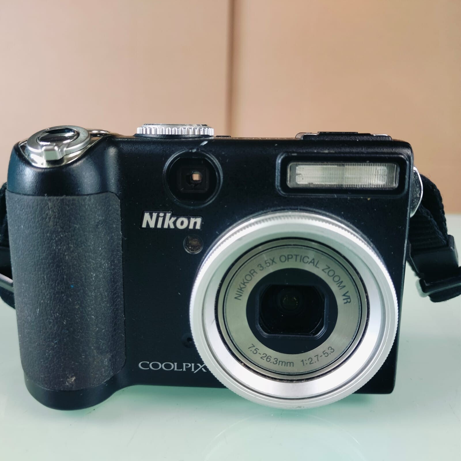 NIKON COOLPIX P5000 10MP DIGITAL CAMERA NIKKOR 3.5X OPTICAL ZOOM 7.5-26.3MM LENS
