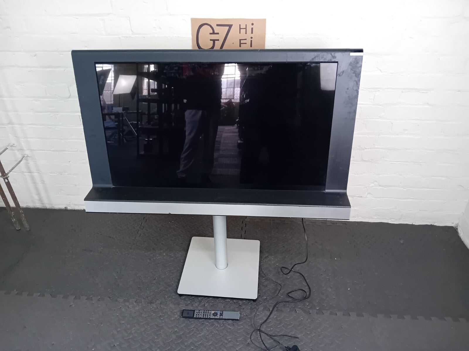 BANG & OLUFSEN B&O BEOVISION 8 40 INCH TV WITH FLOOR STAND AND REMOTE BEO 4