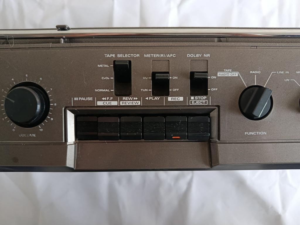 HITACHI TRK 8200E GHETTO BLASTER BOOM BOX FM AM STEREO CASSETTE RECORDER
