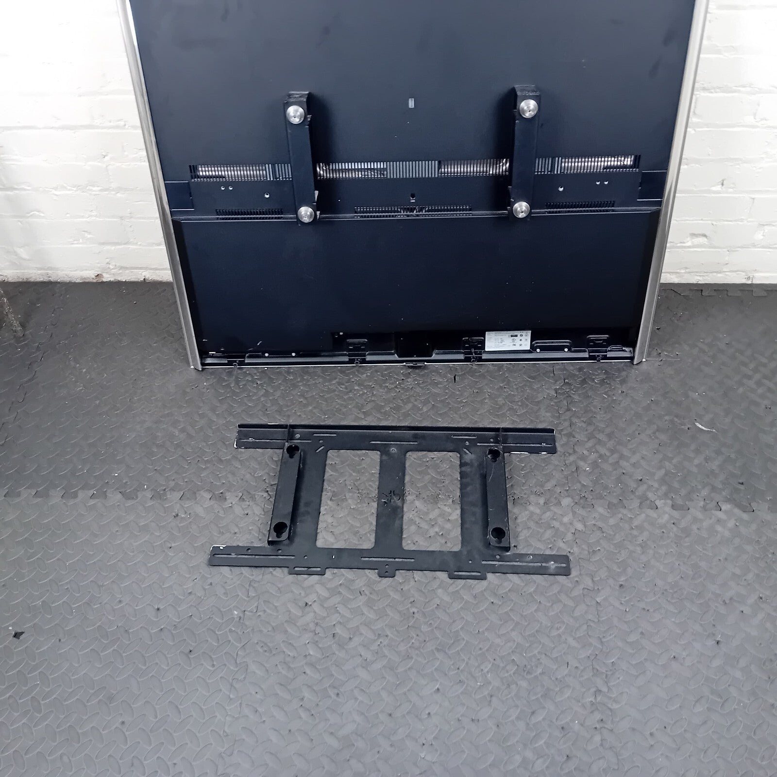 BANG & OLUFSEN B&O BEOVISION 10 - 40 WITH WALL BRACKET AND BEO4 REMOTE