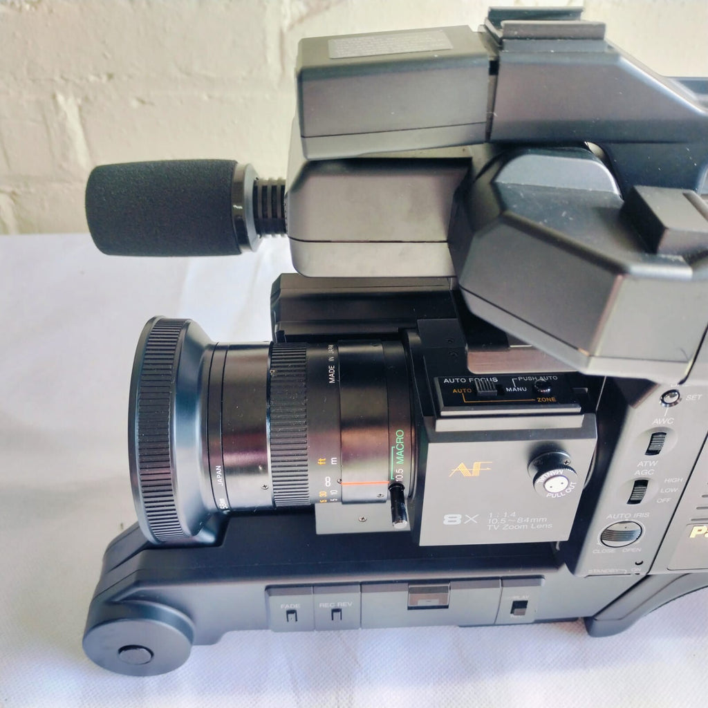PANASONIC F10 CCD CAMCORDER WITH CASE 8X ZOOM LENS COMPLETE KIT