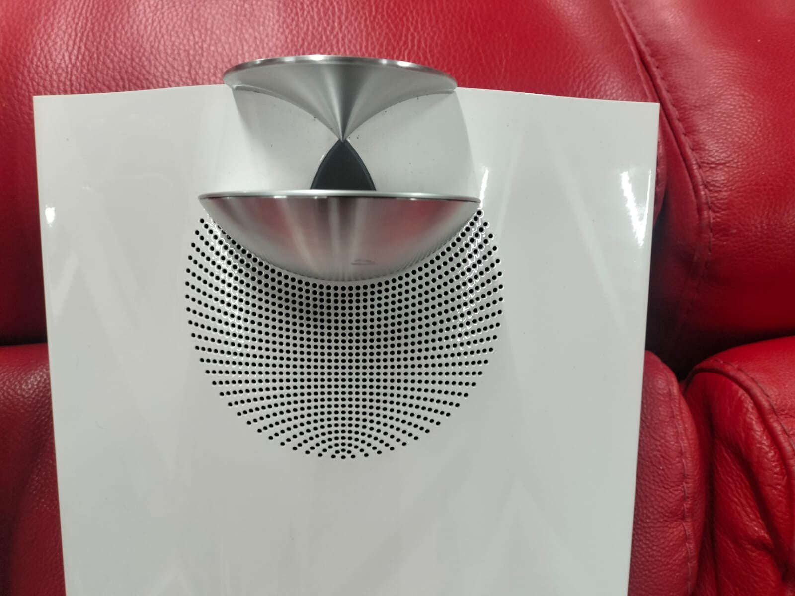 BANG & OLUFSEN B&O BEOLAB 12.2 ACTIVE WHITE SPEAKERS WITH WALL BRACKETS