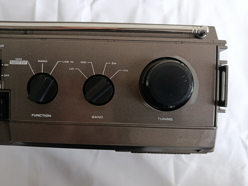 HITACHI TRK 8200E GHETTO BLASTER BOOM BOX FM AM STEREO CASSETTE RECORDER