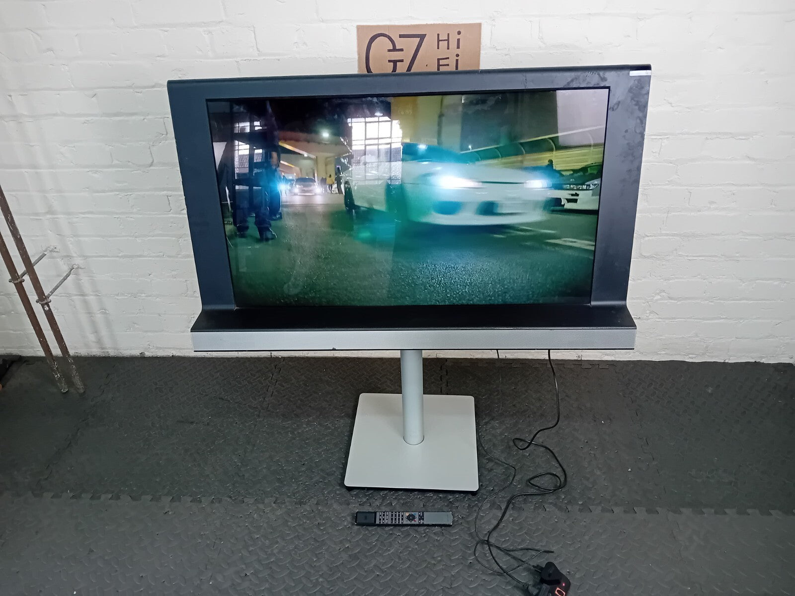 BANG & OLUFSEN B&O BEOVISION 8 40 INCH TV WITH FLOOR STAND AND REMOTE BEO 4