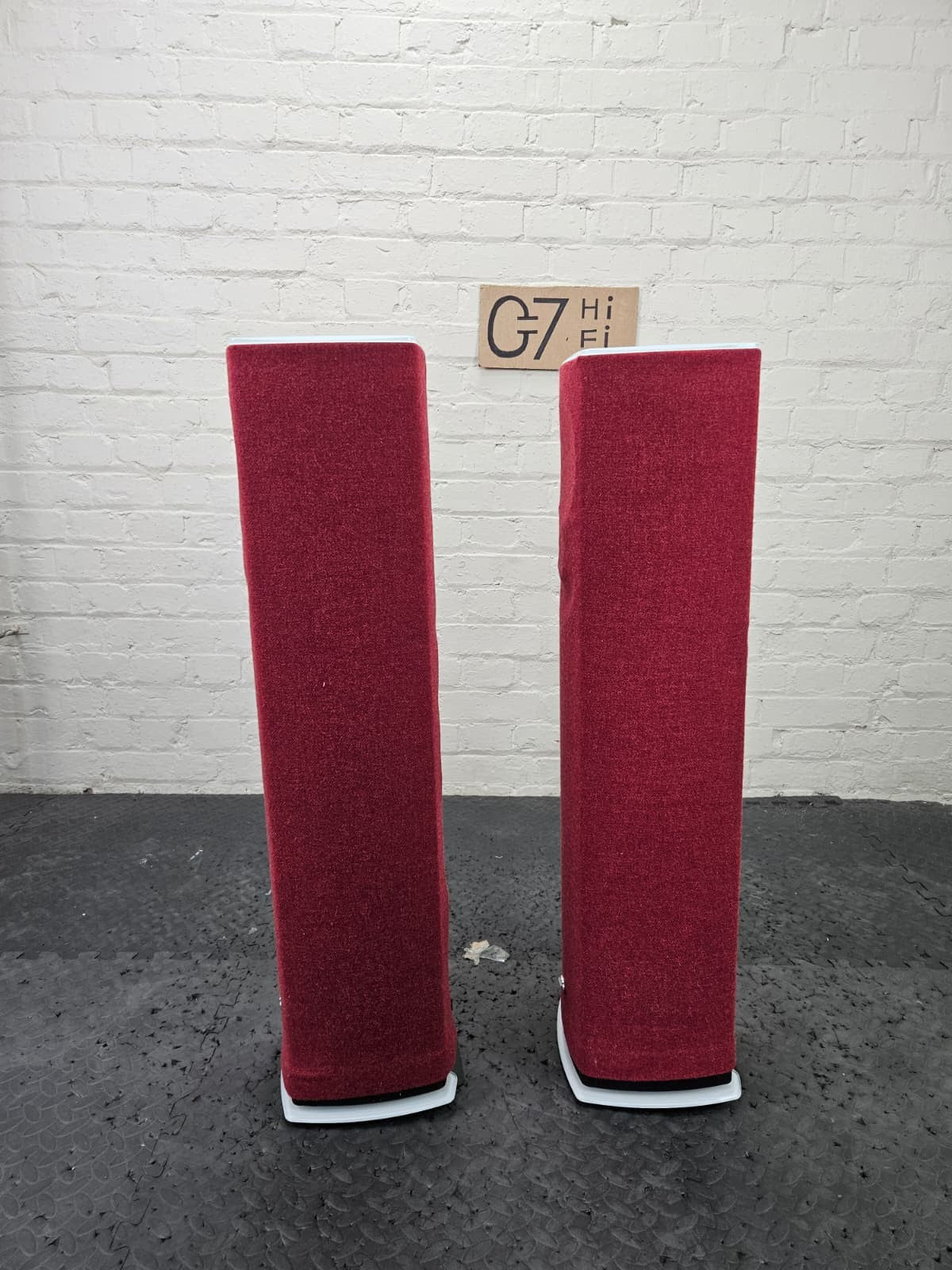 LINN 520 EXAKT SERIES 5 FLOOR STANDING SPEAKERS WITH WHITE STANDS