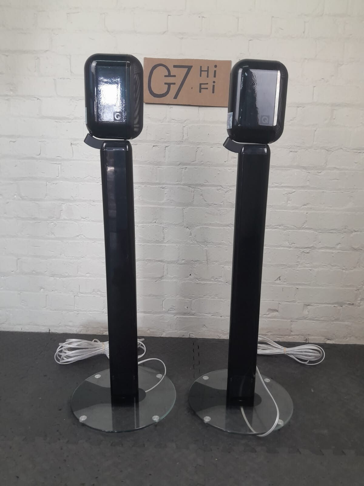 Q ACOUSTIC 7000LRI SPEAKERS WITH 7000ST FLOOR STANDS AND QED SPEAKER CABLES