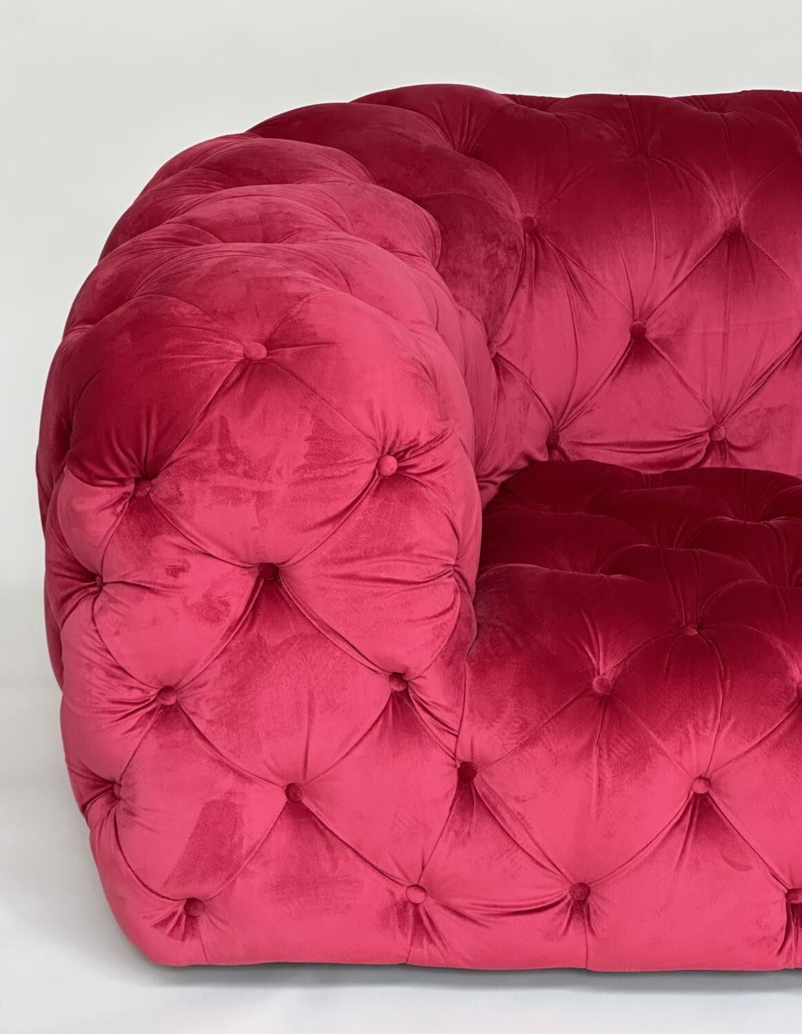 TWO SEAT SOFA RED VELVET CHESTERFEILD STYLE COUCH SETTEE LOUNGE